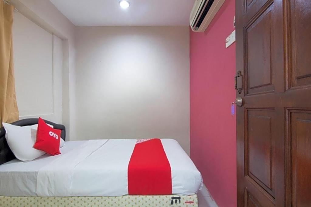 Oyo 44100 Hotel Casavilla Petaling Jaya Exterior photo
